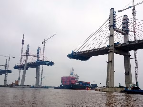  Bach Dang Bridge under construction (Photo: VNA)