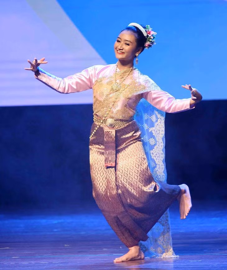 A dancer of Thailand at the event (Photo: VNA)
