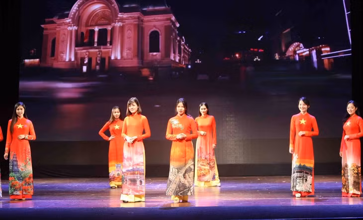 Vietnam's ao dai (traditional long dress) at the ASEAN Cultural Arts and Traditional Costume Performances 2018 (Photo: VNA)