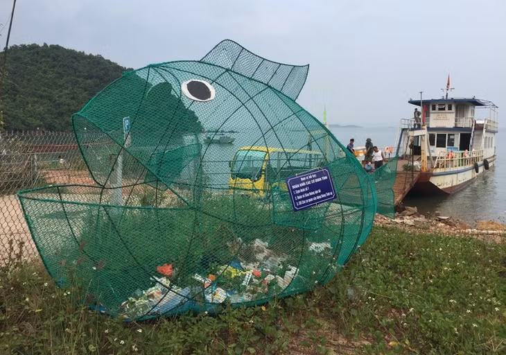The mesh fish-shaped trash bin installed on Cai Chien shore 