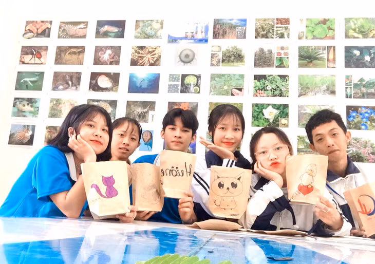 Bach Dang High School's pupils are interested in hand-made eco-bags