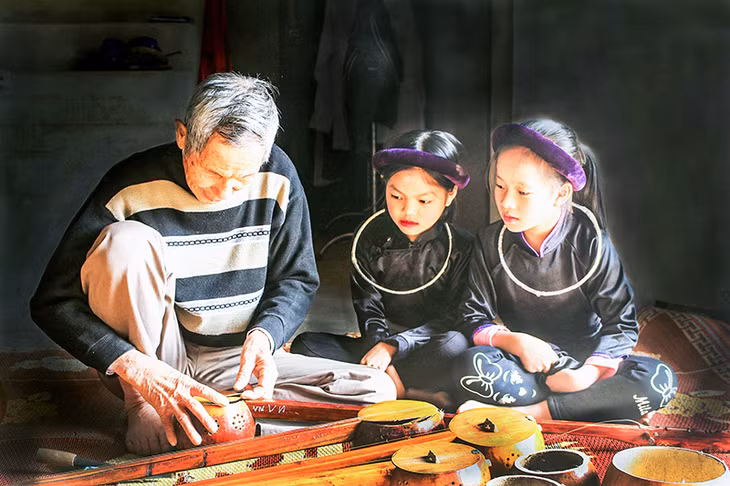 Meritorious Artist Luong Thiem Phu (Binh Lieu district) inspires children to pursue Gourd lute passion