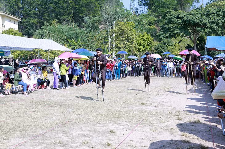 Hoang Cau Temple Festival and the 2nd San Diu Sports and Culture Day ảnh 2 Hoang Cau Temple Festival and the 2nd San Diu Sports and Culture Day ảnh 2