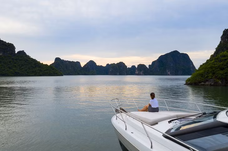 2-hour trip by yacht costs 14.7 million VND 