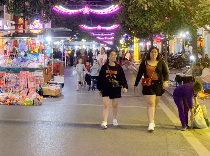 Tourists enjoy a variety of services in the street.