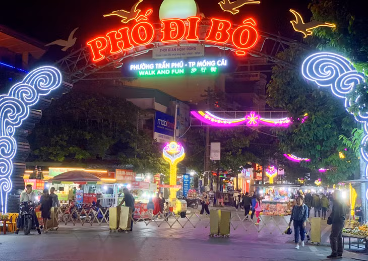 The whole pedestrian zone stretches about 2 kilometers.