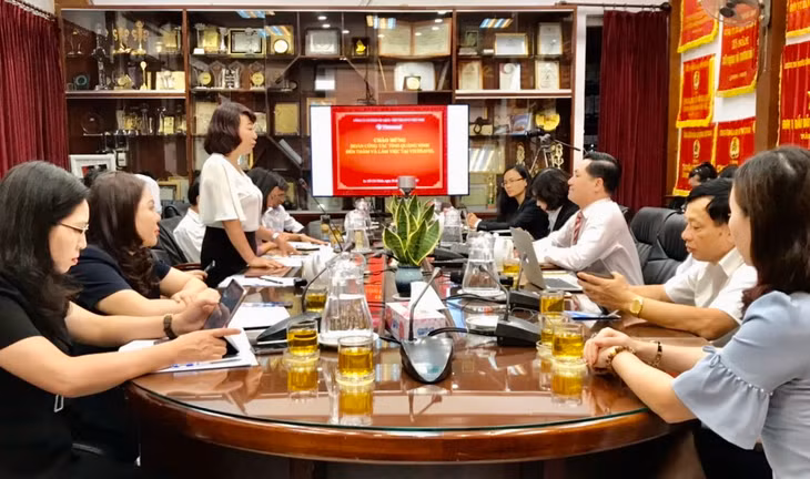 Quang Ninh's Vice Chairwoman Vu Thi Thu Thuy proposed some contents in tourism promotion cooperation between Vietravel Company and Quang Ninh province. 
