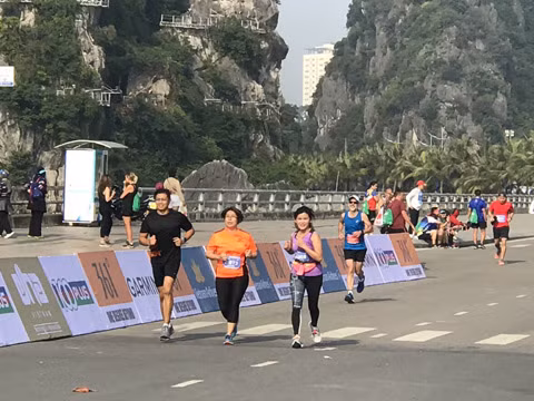 With diverse categories of a 42-km marathon, a 21 -km half-marathon, a 10-km run and a 5-km run, the races will all start from QuangNinh Planning and Expo Center