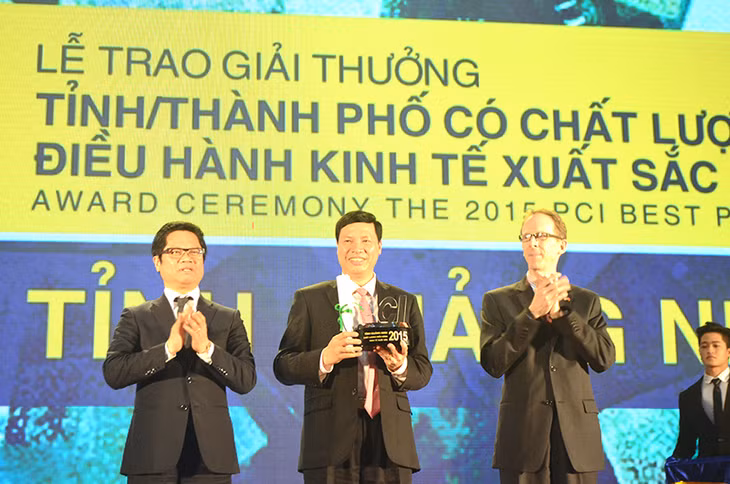 Quang Ninh's Chairman Nguyen Duc Long (in the middle) received the cup recognizing Quang Ninh to be in top 3 in PCI 2016 ranking.