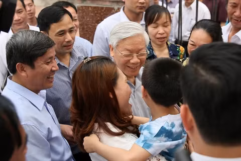 General Secretary Nguyễn Phú Trọng (middle) visited the health clinic in Quảng Yên Ward, Quảng Yên Township in Quảng Ninh Province. VNA/VNS Photo Trí Dũng Viet Nam News -