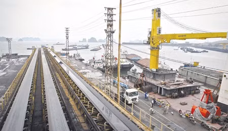 A view of the coal port of Cua Ong Coal Company in the northern coastal province of Quang Ninh. Coal mining is among the activities that harm the environment and warrant the collection of environmental protection fees. — VNA/VNS Photo Trong Dat