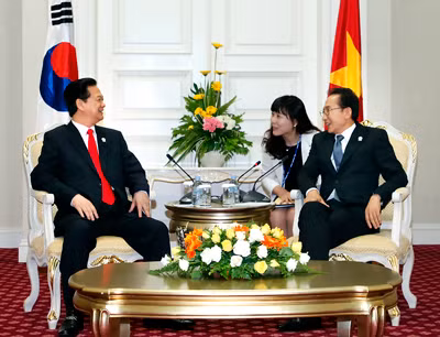 PM Nguyen Tan Dung on Monday met with Republic of Korea (RoK)’s President Lee Myung-bak and Malaysian PM Najib Tun Abdul Razak on the sidelines of the 21st ASEAN Summit and Related Summits.PM Nguyen Tan Dung (L) and President of the Republic of Korea Lee Myung-bak, Pnom Penh, Cambodia, November 19, 2012 - Photo: VGP