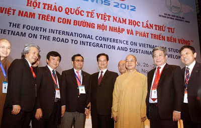 PM Nguyen Tan Dung (center) attends the Fourth International Conference on Vietnamese Studies, themed “Viet Nam on the road to integration and sustainable development,” Ha Noi November 26, 2012 – Photo: VGP/Nhat Bac