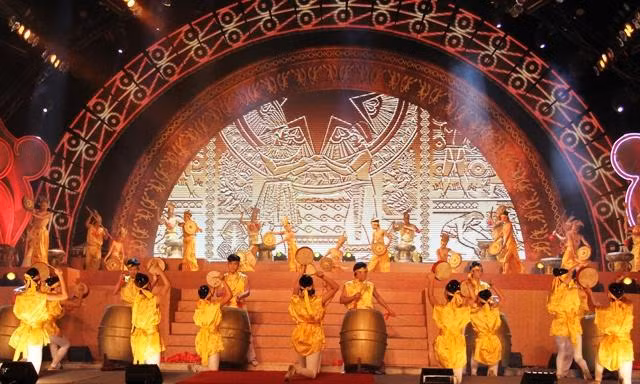 A drum performance at the programme ( Image: langvietonline.vn )