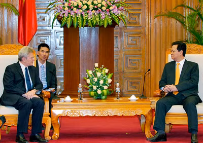 PM Nguyen Tan Dung (R) receives Professor Roger Myerson, Ha Noi, November 15, 2012 – Photo: VGP/Nhat Bac