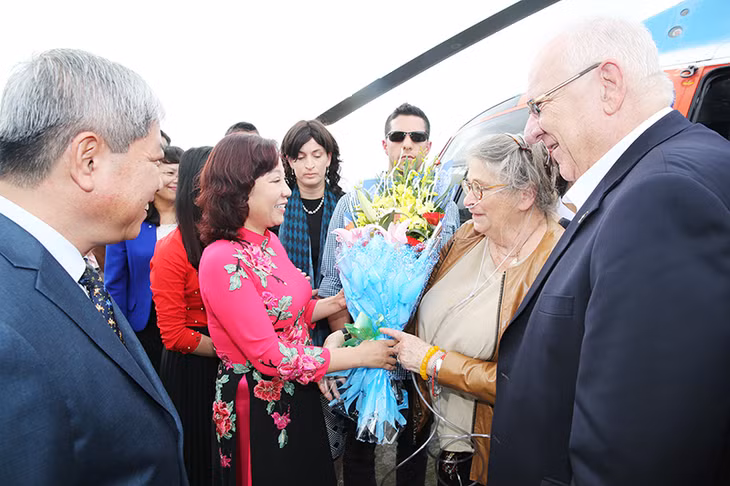 Quang Ninh's Vice Chairwoman Vu Thi Thu Thuy warmly welcomed Israeli President Reuven Ruvi Rivlin and his spouse.