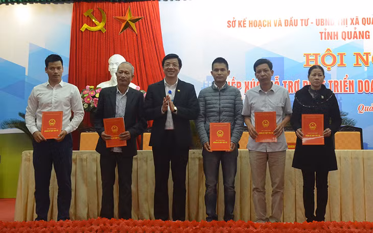5 new co-operatives were granted with establishment certificates by Quang Yen Town People's Committee.