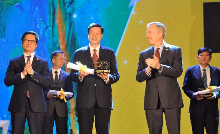 Quang Ninh's Chairman Nguyen Duc Long (in the middle).