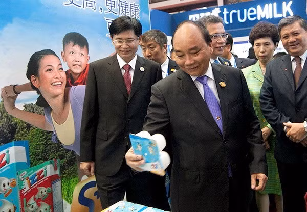 Prime Minister Nguyen Xuan Phuc visits a Vietnamese booth at the exhibition (Photo: VNA)