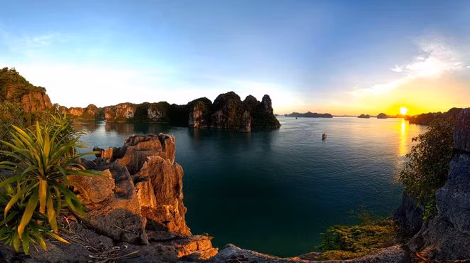Sunset over Halong Bay. Photo by Đỗ Giang.