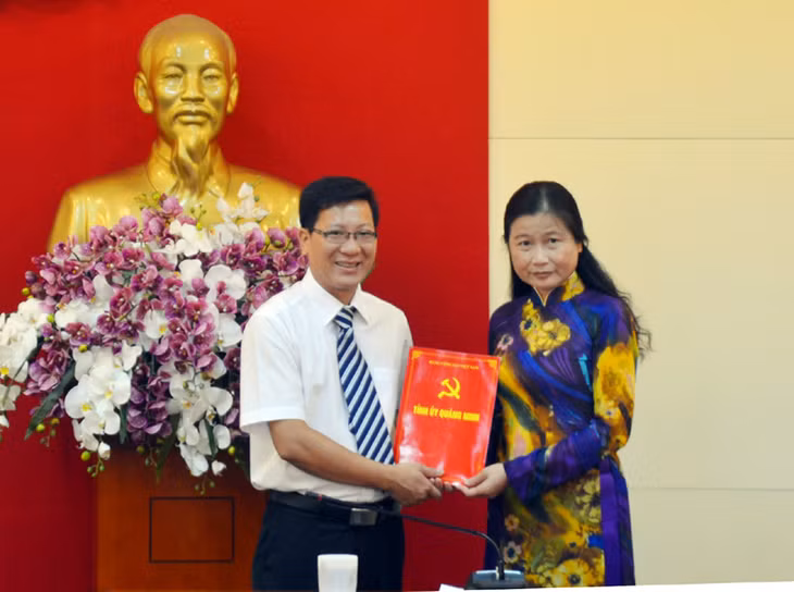 Mrs. Do Thi Hoang presents the decision to Mr. Nguyen Viet Dung (Photo: baoquangninh.com.vn)