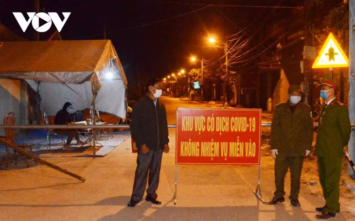 A checkpoint based in Dong Trieu town, Quang Ninh province maintains tight controls of commuters and vehicles round the clock.