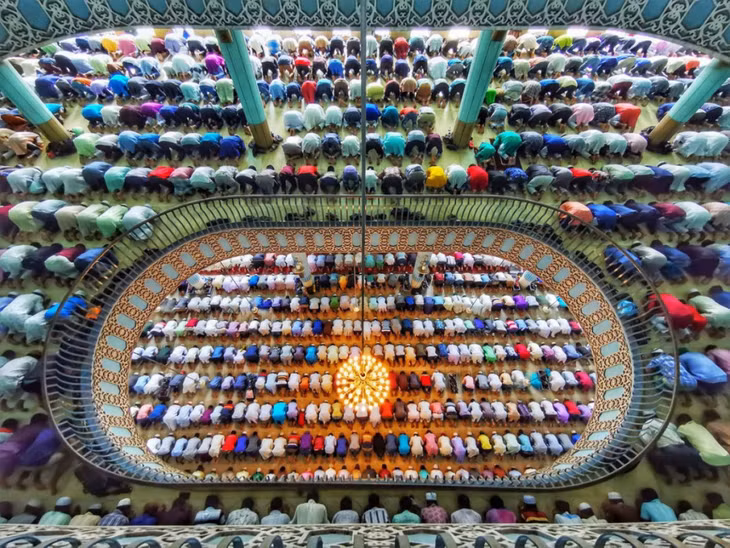 Azim Khan Ronnie from Bangladesh is named the winner in the smart shot category.