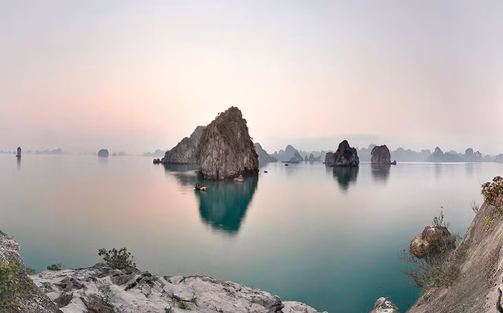 Ha Long Bay is splendidly beautifided with the color of trees and leaves on each rocky island in autumn. The way these plants look down is akin to the dance of dragons and phoenix.