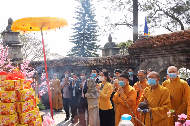 Attendants offered incense at the ancestor tower in order to pray for peace ahead in the new lunar year.