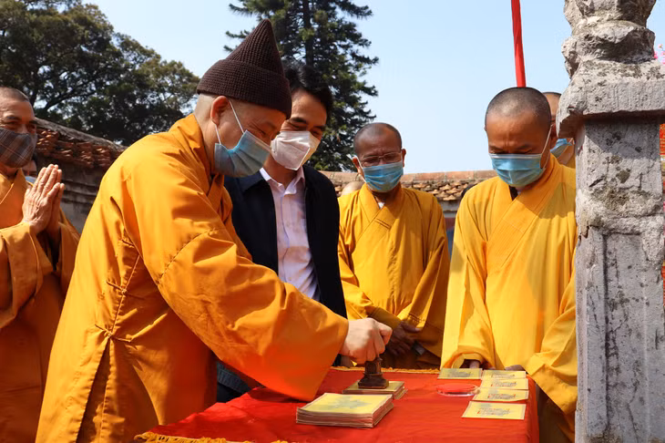 Most Venerable Thich Thanh Quyet, head of the Quang Ninh provincial Buddhist Sangha Executive Council, conducts traditional rituals as part of the occasion.