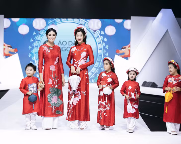 Miss Viet Nam 2010 Do Ngoc Han (second left), Miss Viet Nam 2016 Do My Linh (middle) and kids perform in an ao dai show in 2020. Photo courtesy of Ngoc Han