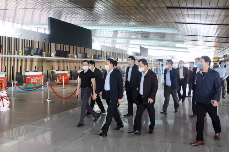 Quang Ninh leaders supervised relevant activities in preparation for the re-operation of the airport.