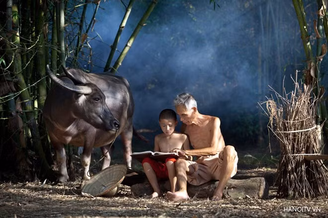  everyday rural life and people of vietnam hinh 6 Grandfather teaches grandson
