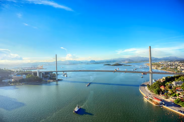 Amazing Bai Chay bridge from the Queen cable car