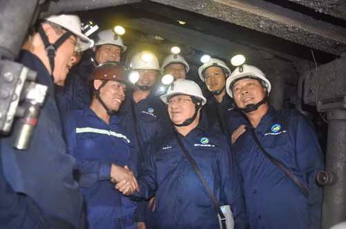 Deputy Prime Minister Trinh Dinh Dung visits a Vinacomin coal mine. Photo from the company's website.