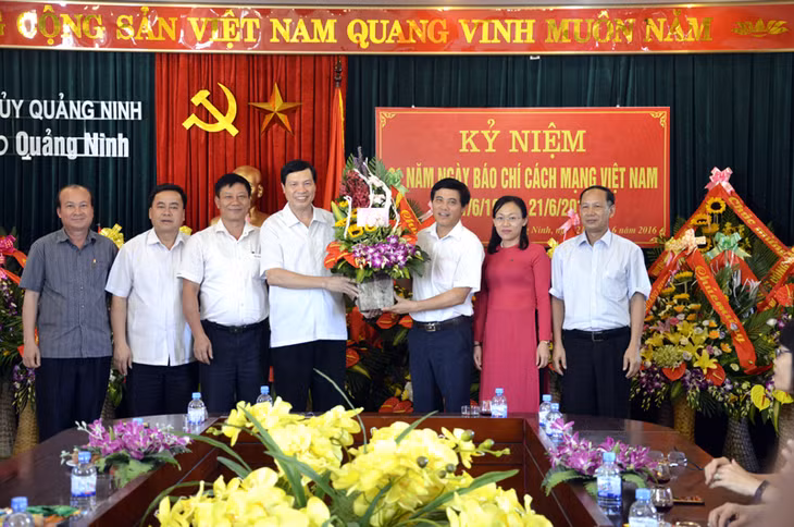 Quang Ninh's Chairman Nguyen Duc Long presented flowers to leaders of Media Agencies within the province