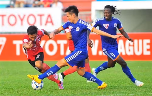 A Quảng Ninh player (right) fights for the ball against a Long An player in their National Football Cup at Long An Stadium yesterday. Quang Ninh drew 2-2 to qualify for the semi-final with the away goal rule after an aggregated 3-3 draw in two leg games. - Read more at http://vietnamnews.vn/sports/298864/quang-ninh-to-head-to-semi-finals.html#cBL0k661FGZXAtYE.99