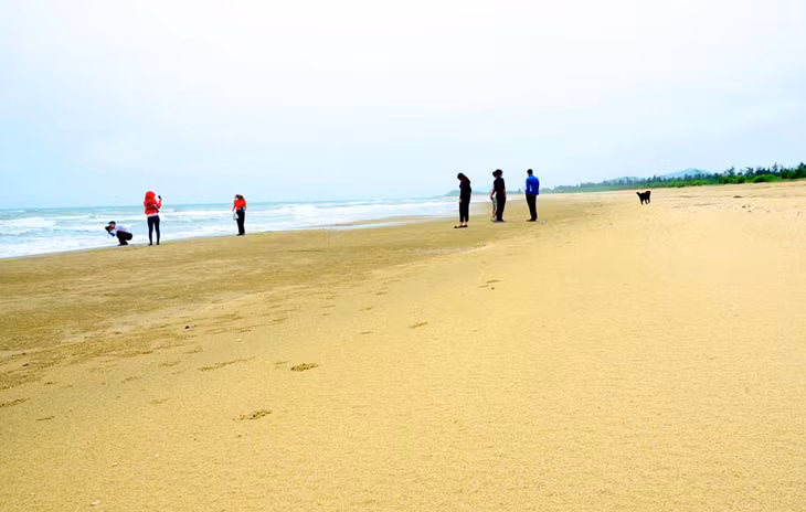 Ben Hen with 1.8m long (in Vinh Trung commune) is one of the most beautiful beaches on the island with white sand and green water. 