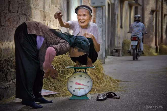 Elderly woman weighs in