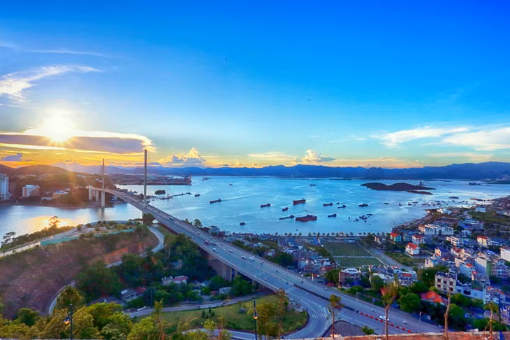 Cưa Luc river connects Hon Gai and Bai Chay of Halong city