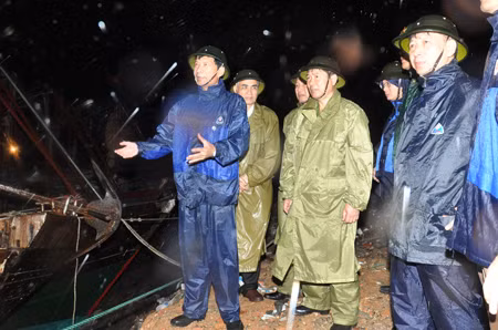 Nguyen Van Doc, Chairman of the provincial People’s Committee, inspects the anchoring area at Van Don district. (Photo: QTV)