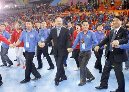 President of Viet Nam Fatherland Front Nguyen Thien Nhan (middle) performs a dance with delegates attending the Viet Nam-China Youth Festival held in Nanning, Guangxi, China from November 24-27. The event, which focuses on young people, attracted nearly 10,000 members from the two countries. — VNA/VNS Photo Duong Giang