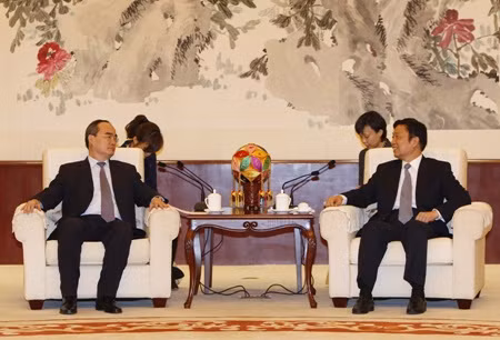 Chinese Vice President Li Yuanchao meets President of Viet Nam Fatherland Front Nguyen Thien Nhan (L).— VNA/VNS Photo Duong Giang