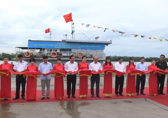Deputy Minister of Transport Nguyen Van Cong addressing the opening ceremony of the launching of the shipping route. (Photo: tapchigiaothongvantai.vn)
