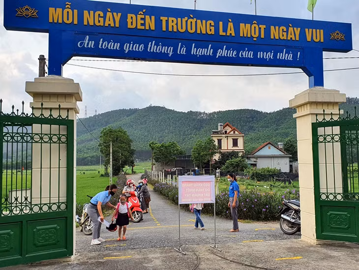 Parents take their children to schools at Le Hong Phong Primary School and Vu Oai Kindergarten