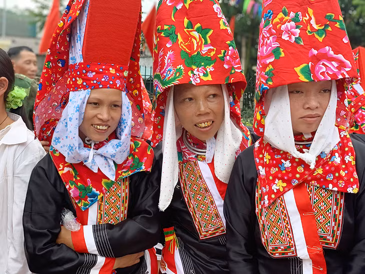 The festival is a chance to advertise traditional cultural characteristics, traditionsand customs of the ethinic groups in the district