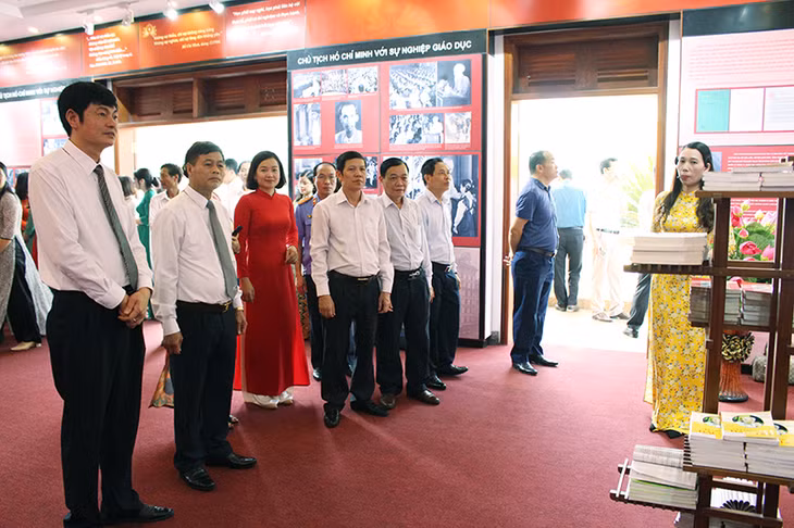 After the ceremony, they visited Traditional and Uncle Ho Memorial House