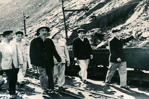 President Ho Chi Minh visited Deo Nai coal mine on Mar 30, 1959