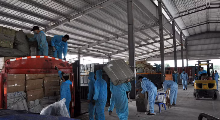 Loading commodities at Bac Luan Bridge No.2 Warehouse 