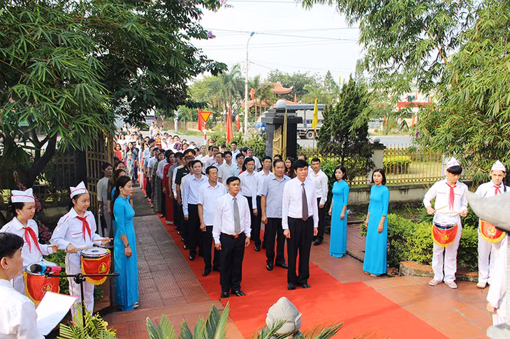 On the morning of May 19, a delegation of Dong Trieu Town burnt incense to mark 130th birthday of President Ho Chi Minh. 